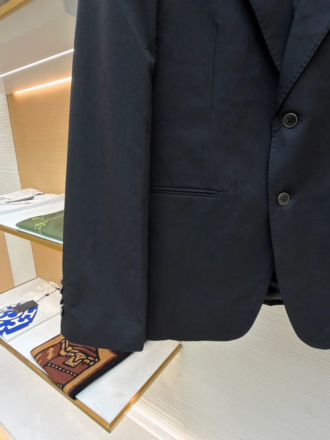 LOUIS VUITTON full-width jacquard suit ●Original version: Purchased and developed for 34500 ●Item number: 1680847-C85 ●Material: soft wool satin fabric ●Technology: jacquard production ●Version: fitted version ●Weight: about 735 grams ●Size: 50-52-54-56 ●Description: Customized soft wool satin, as smooth as silk, full of drape, with a deep black charm Deep and mysterious, the full-width LV Blason jacquard slowly unfolds on the wool, which seems to inject soul into this jacket. It is decorated with LV logo embroidery, revealing a noble style inadvertently. The smooth peaked collar line is neat, invisibly stretching the shoulder outline, giving the wearer a strong aura, and exuding charming charm in the interlacing of the pieces. Jacquard technology controls the interweaving of warp and weft threads by weaving LV Bladon textile technology on the surface of the fabric, and precisely controls the interweaving density and tension of the yarn to make it more three-dimensional. Adopt imported machine embroidery technology, use advanced computer control system and precision mechanical components to achieve LV logo embroidery work with high precision and smooth and delicate lines. Template machine bag opening The preset template guides the position, shape and size of the bag opening. The accuracy ensures the quality of the bag opening effect. Ergonomic three-dimensional tailoring returns to traditional craftsmanship through segmentation, folding, shrinking, and stretching techniques. The so-called slow work produces fine work, which is the respect for the material and the pursuit of feel. The workmanship is complex and tedious, and the aging rate is slow. The overall wiring is straight and delicate, the fabric is comfortable and soft, and the color is consistent without color difference. It can be matched with the same style to create a fashionable look and control various occasions. Customized accessories, complete with three standards, same style for men and women!